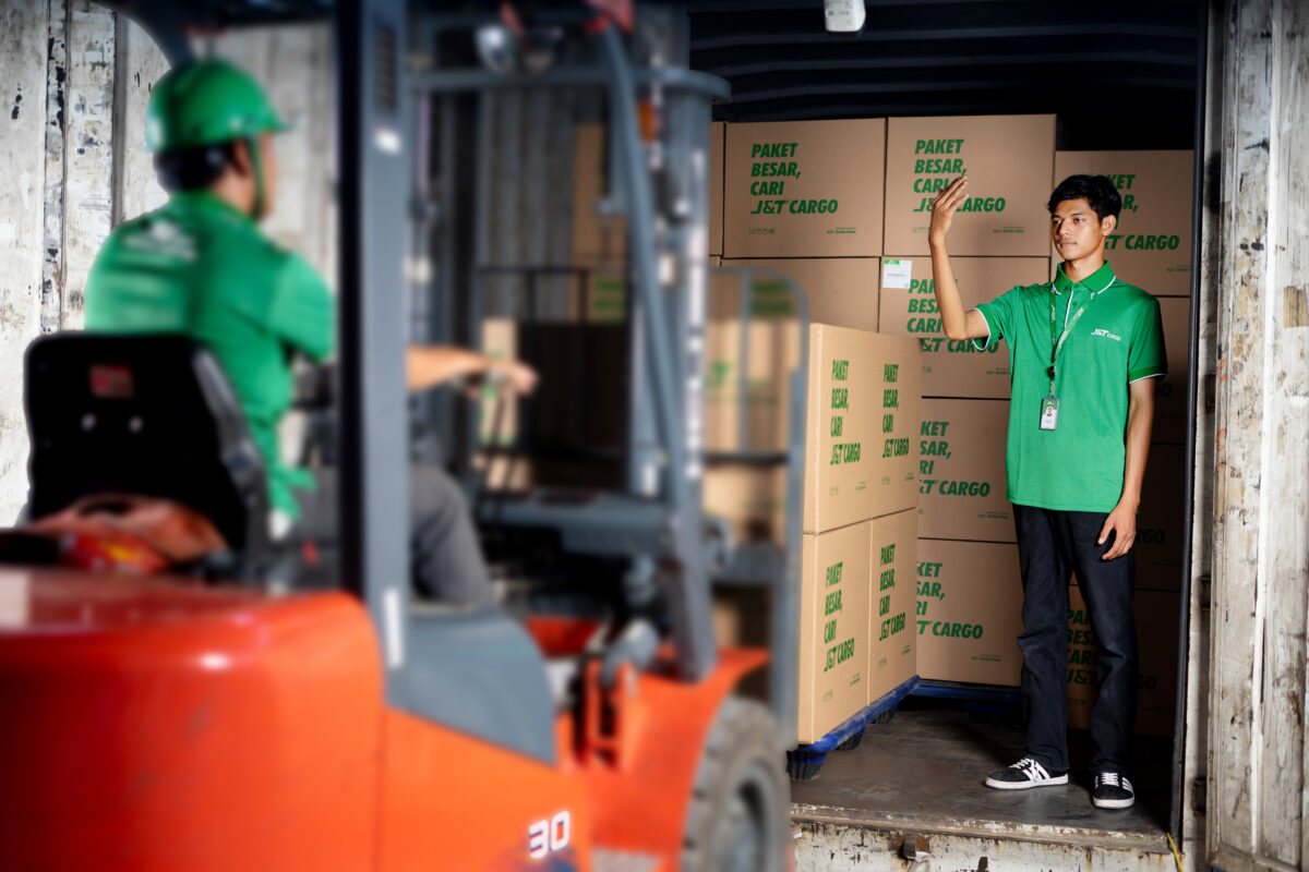 JNT CARGO UII JAKAL (SLM012B)